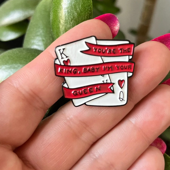 NEW Taylor Swift inspired “you’re the king baby I’m your queen” card enamel pin - Picture 1 of 3